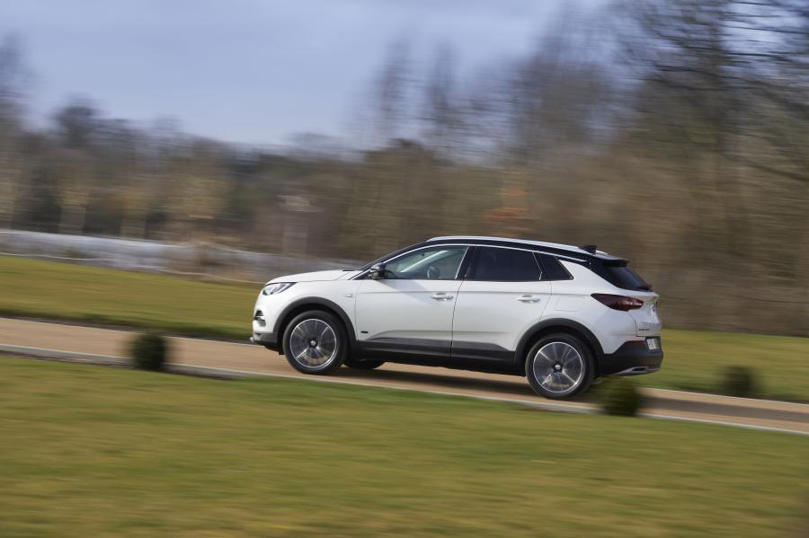  Vauxhall Grandland X Hybrid4 2020 года  (фото 11 из 40)